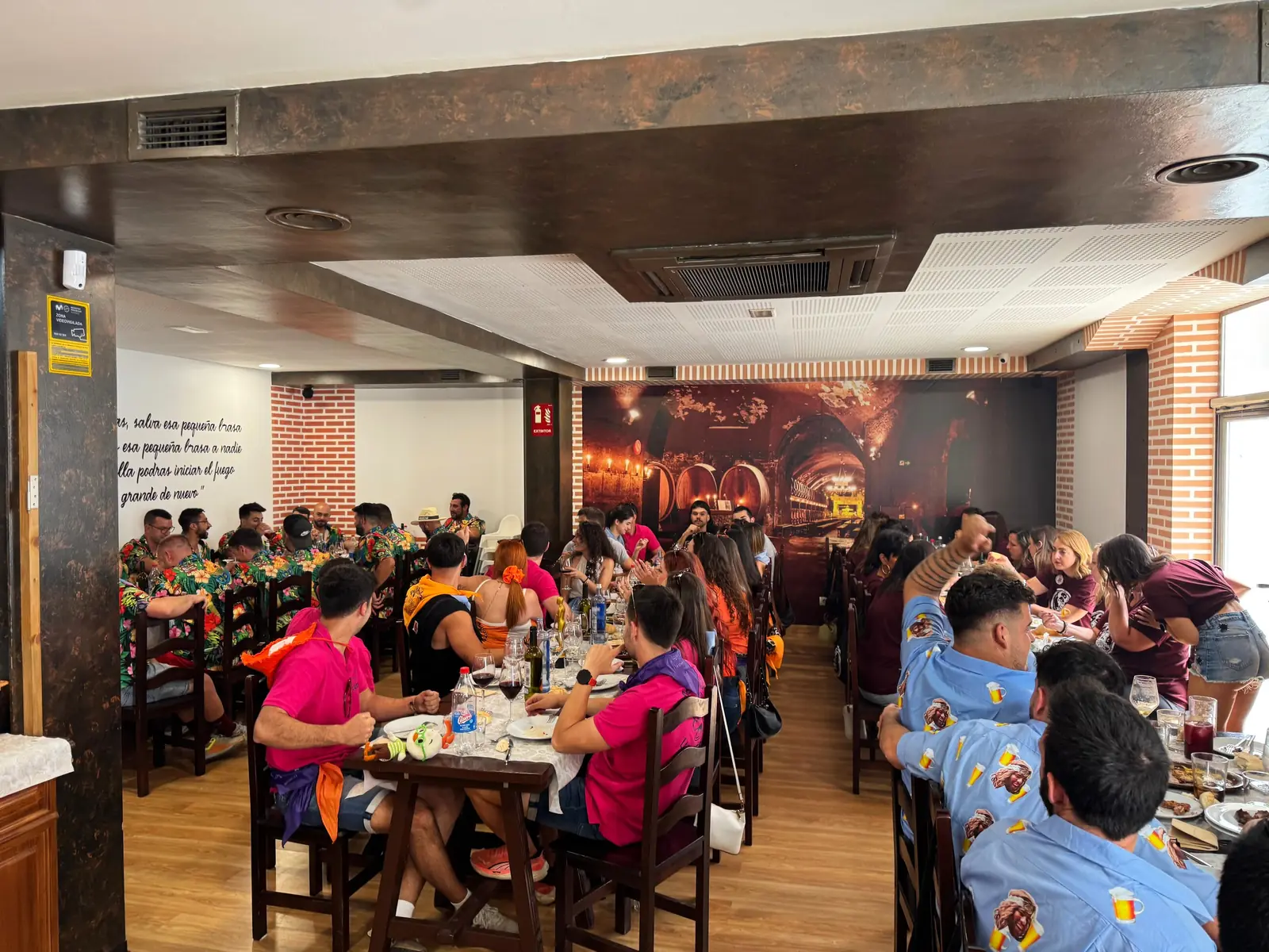 Comedor lleno de grupos en día de celebración