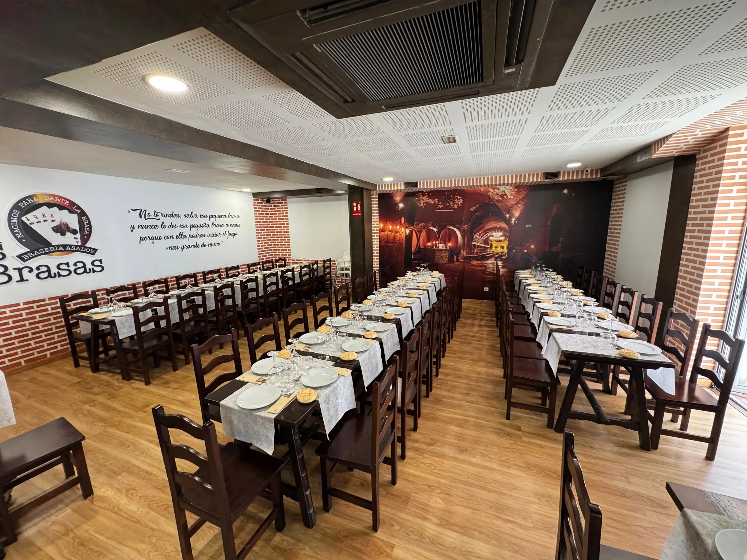 Comedor montado con mesas largas para grupos
